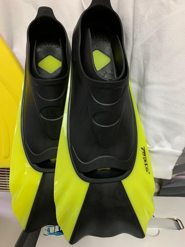 Topis Hard Fins (Black and Yellow)